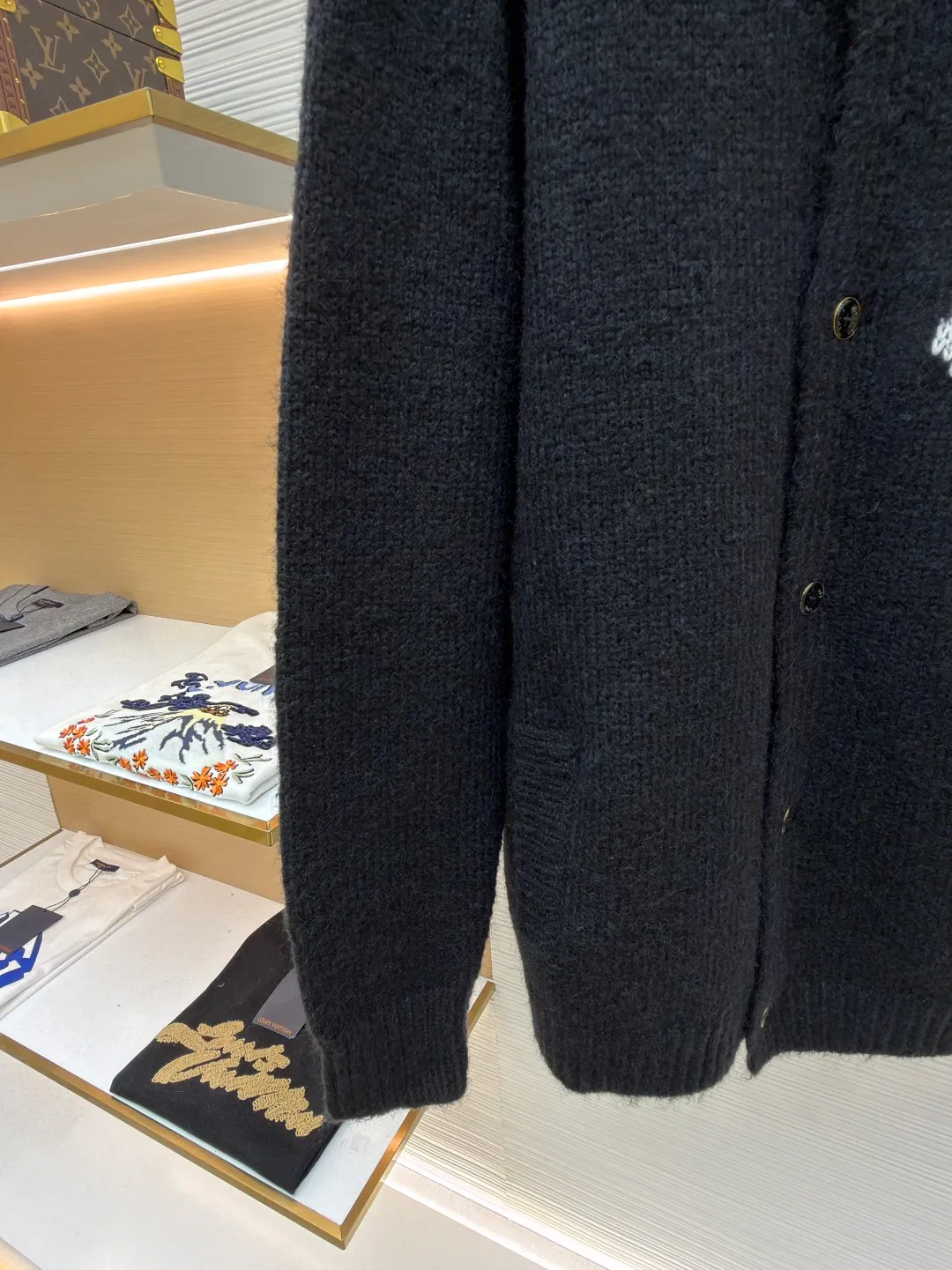 LOUIS VUITTON jacquard logo knitted wool cardigan ●Original version: Purchased and developed for 15999 ●Item number: 1681605-B05 ●Fabric: wool blended fabric ●Technology: jacquard production ●Color: black ●Version: fitted version ●Weight: about 895 grams ●Size: S-M-L-XL ●Description: Made of 40 cashmere, 30 wool, 30 cotton. This type of wool is mixed custom-woven wool. The fabric feels soft and the upper body has a three-dimensional and stylish shape. The button base is made of alloy material, and the pearlescent button laser-engraved brand logo is used on the surface. The jacquard uses imported positive 7-knitted fabric to create the logo. The logo is classic and high-end without losing elegance. This cardigan is made from a blend of sheep wool and yak hair, with thick yarns to create a soft texture. The contrasting LV logo is integrated into the knitted fabric, and the casual and elegant back thread design makes it easy to dress up on weekends. The overall wiring is straight and delicate, the fabric is comfortable and soft, and the color is consistent without color difference. It can be matched with the same style to create a fashionable look and control various occasions. Customized accessories, complete with three standards, same style for men and women!